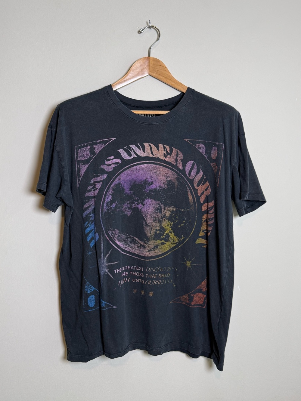 Hollister | "Heaven is Under Our Feet" Graphic T-Shirt | Black | Size M